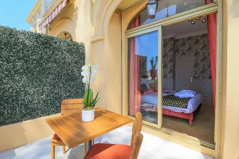 Deluxe Double room with garden view (full double bed)
