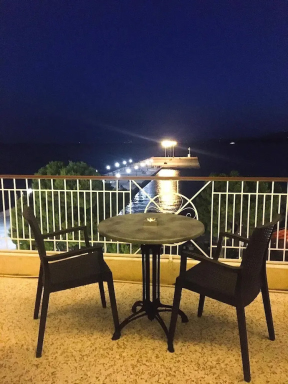 標準三人房，設有陽台及海景。