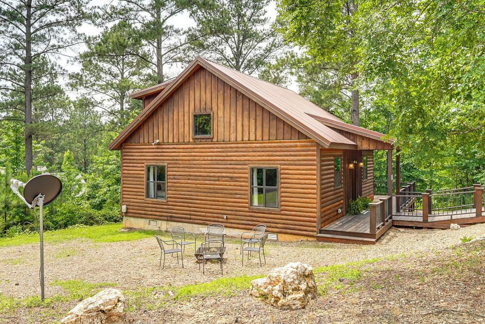 Cabin w/ Hot Tub & Deck: 5 Mi to Broken Bow Lake