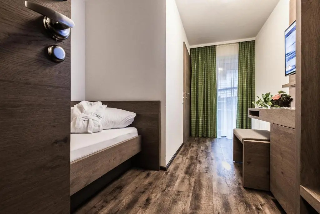 四人房，設有陽台及山景，配有雙人床。