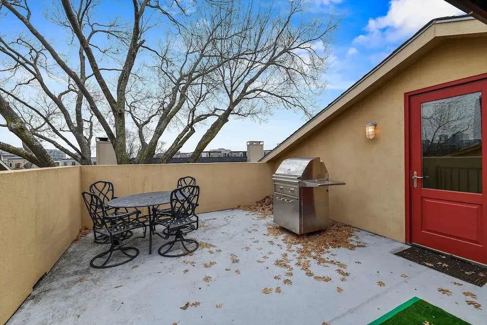 CozySuites Oak Lawn with great rooftop