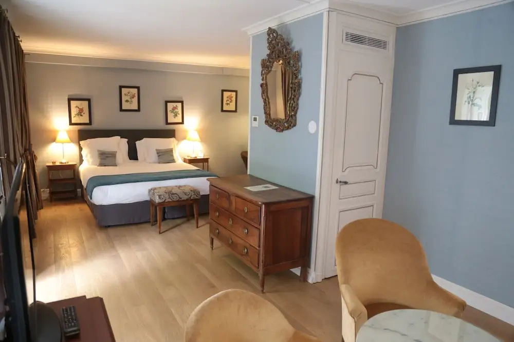 Deluxe Double room (full double bed)