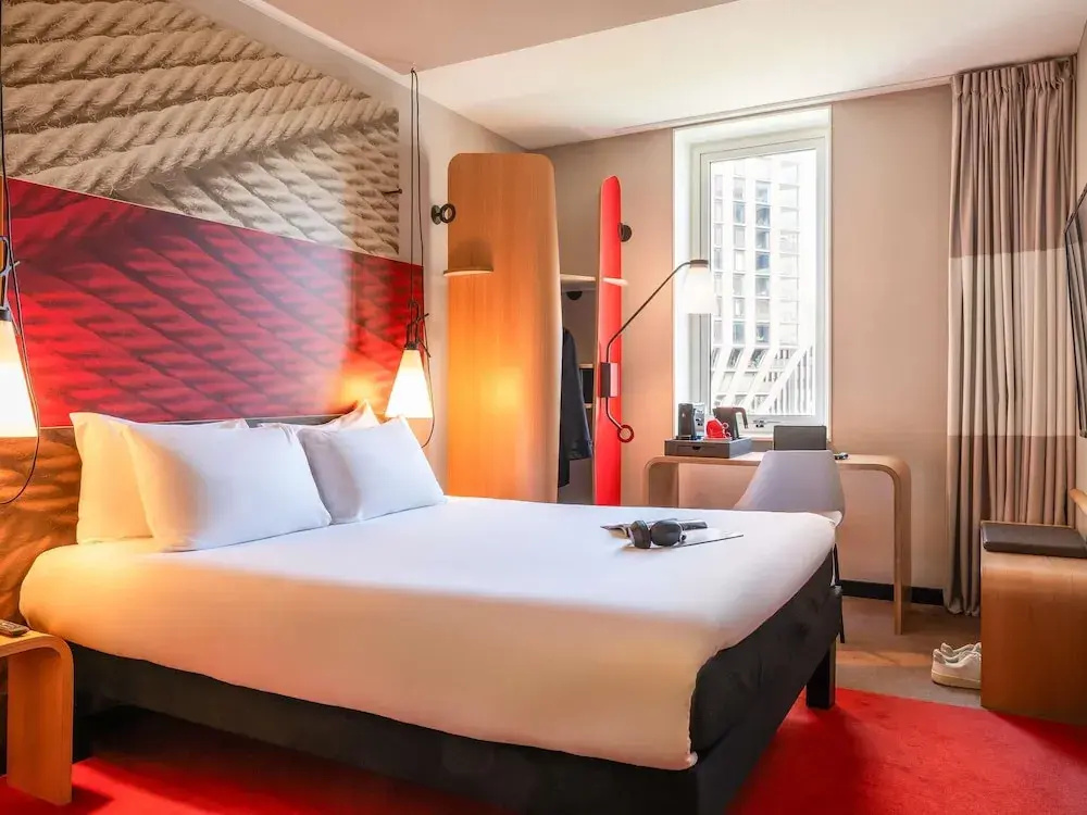 (1)Superior Double room (full double bed) at Ibis Rotterdam City Centre in Rotterdam