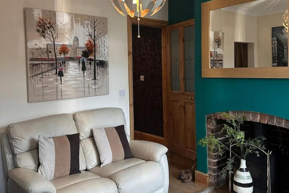 House - Sleeps 4 - Garden - on Street Parking
