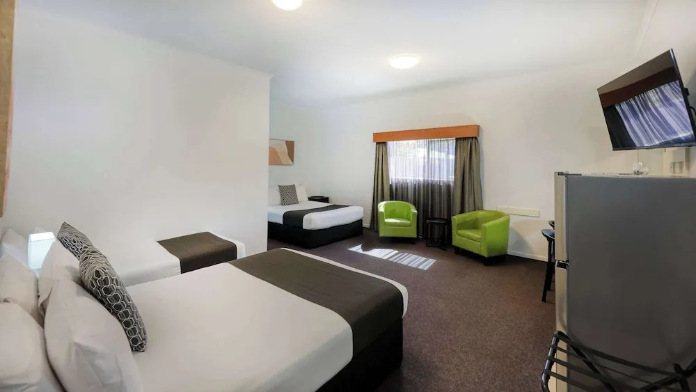 Deluxe Quintuple Family room