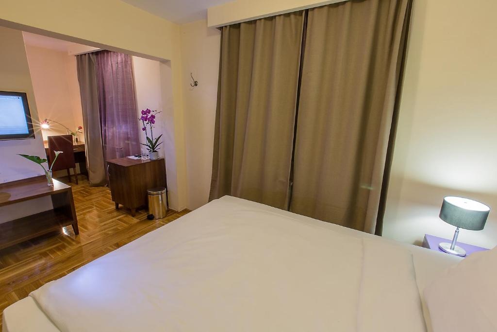 Standard Double room (full double bed) — room photo 3