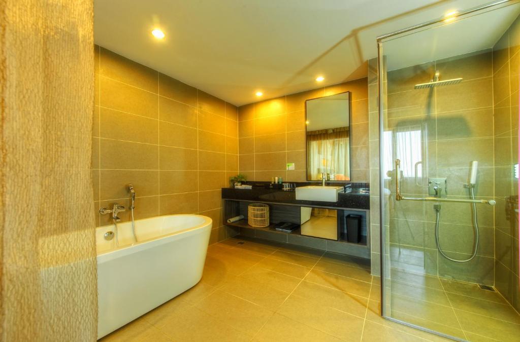 Grand Alora Hotel