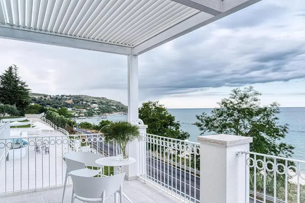 Deluxe Double room with balcony and with sea view (full double bed)