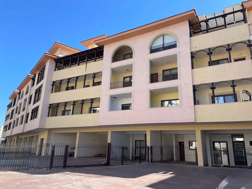 2 Bed Townhouse Sleeps 4 - Pool - Patio & Balcony