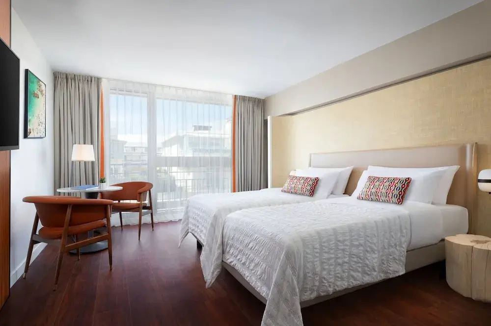 Deluxe Double room with balcony and with city view (twin beds)