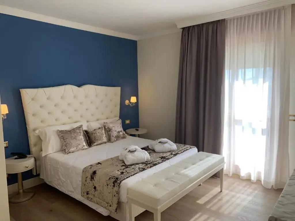 Deluxe Double room with balcony (full double bed)