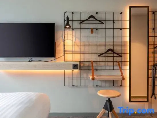 Standard Double room with harbour view (full double bed)