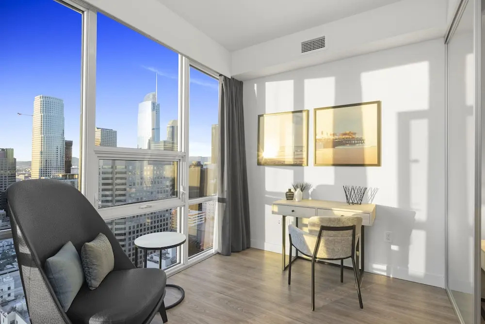 Level Furnished Living - Chambres