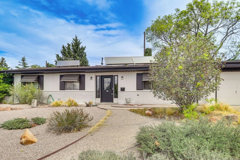 Walk to Unm! Quiet Extended Escape w/ Patio