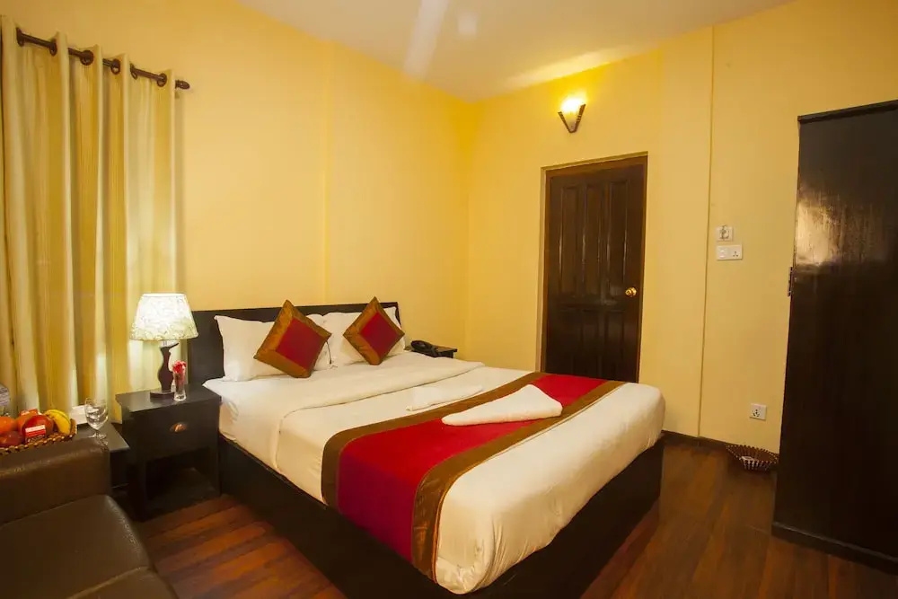 Deluxe Double room with city view (full double bed)