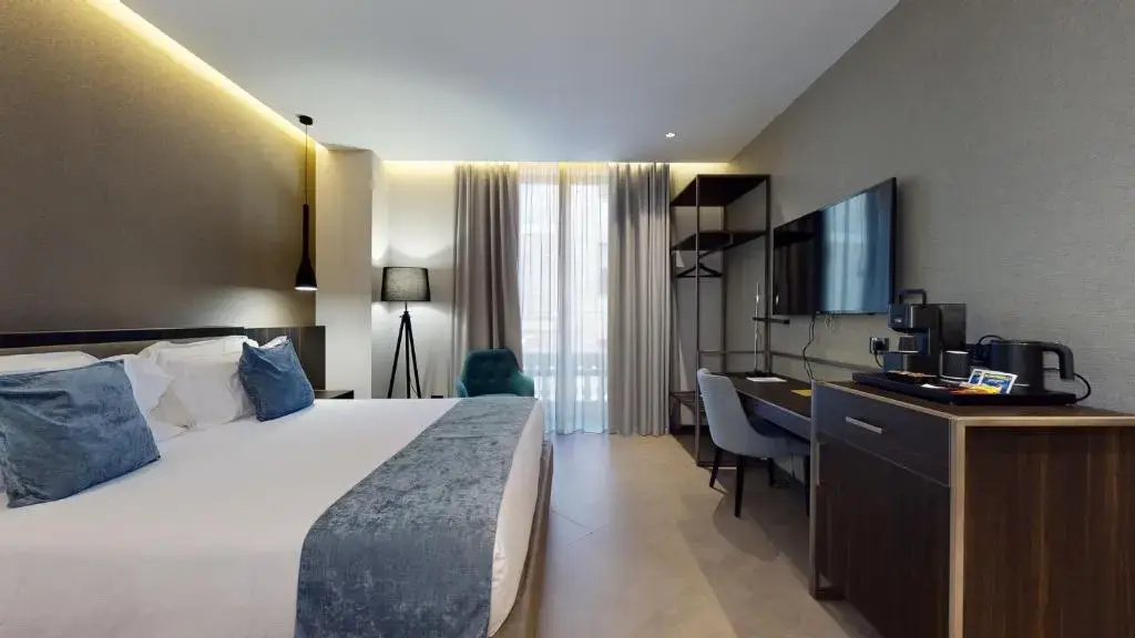 Deluxe Double room (full double bed)