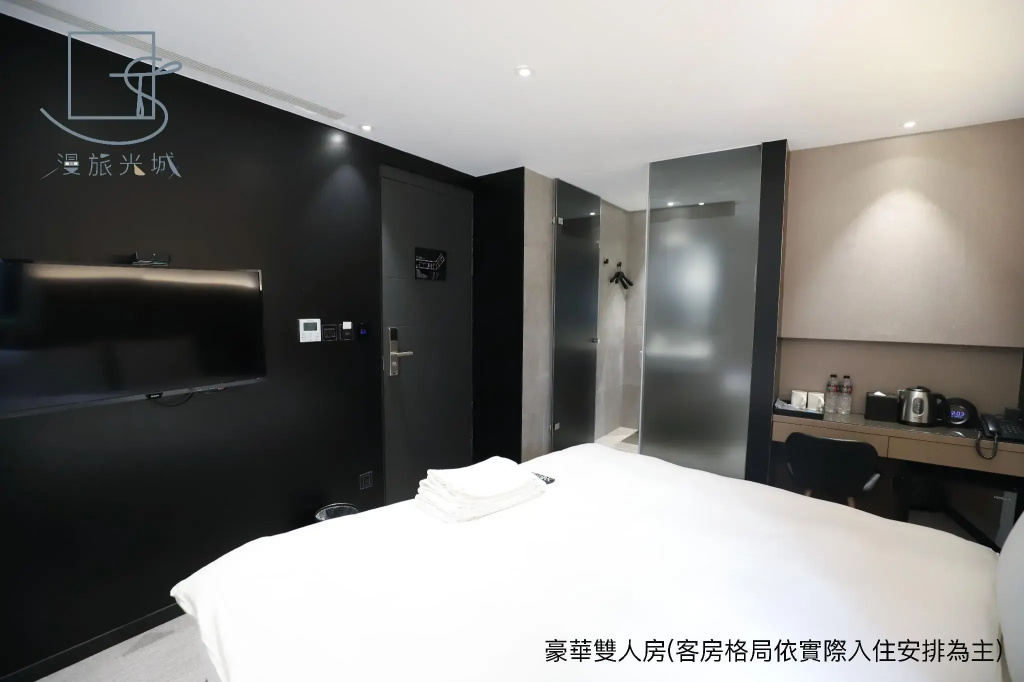 Deluxe Double room (full double bed)