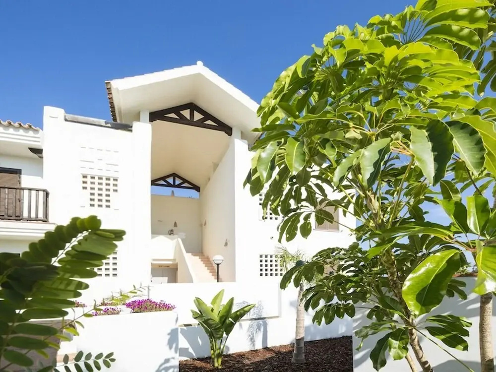 Luxury Apartment Surrounded by Several Golf Courses near Sea