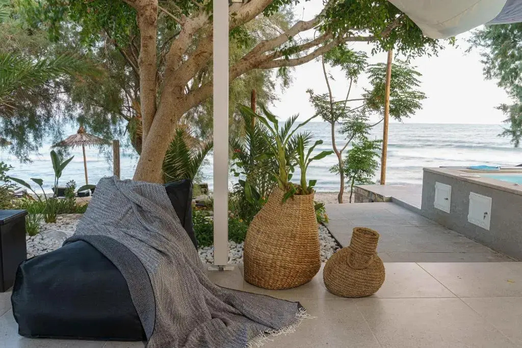 NIKKON LUXURY LIVING is a luxury private villa, in top of the sea.Enjoy LUXURY.