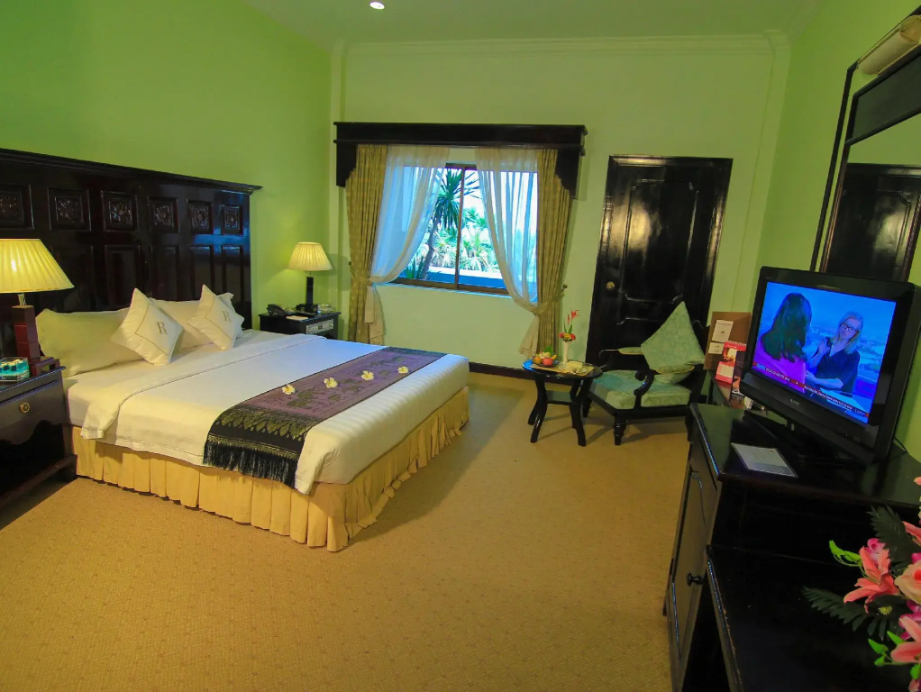 Deluxe Double room with pool view (full double bed)