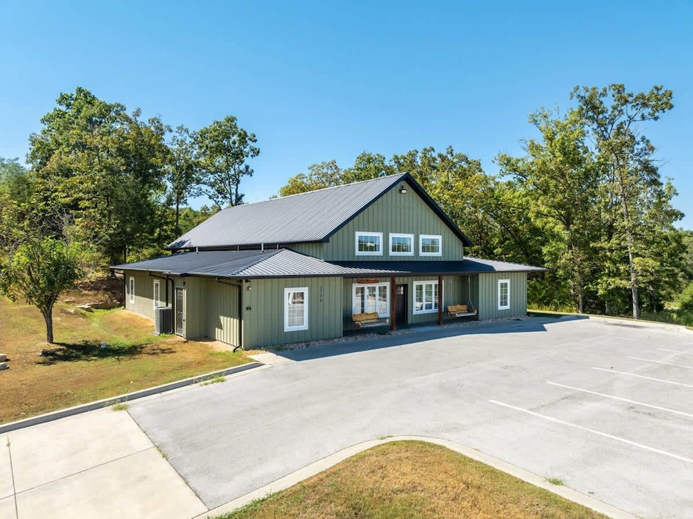 8-bedroom Branson Retreat- Hot Tub Porch Swings
