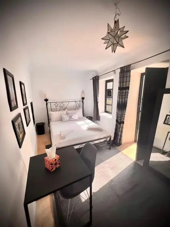 Deluxe Double room (full double bed)