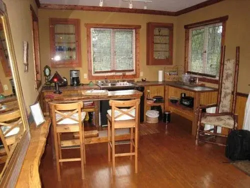 Alderwood Cottage & Suite - Bowen Island - фото 20