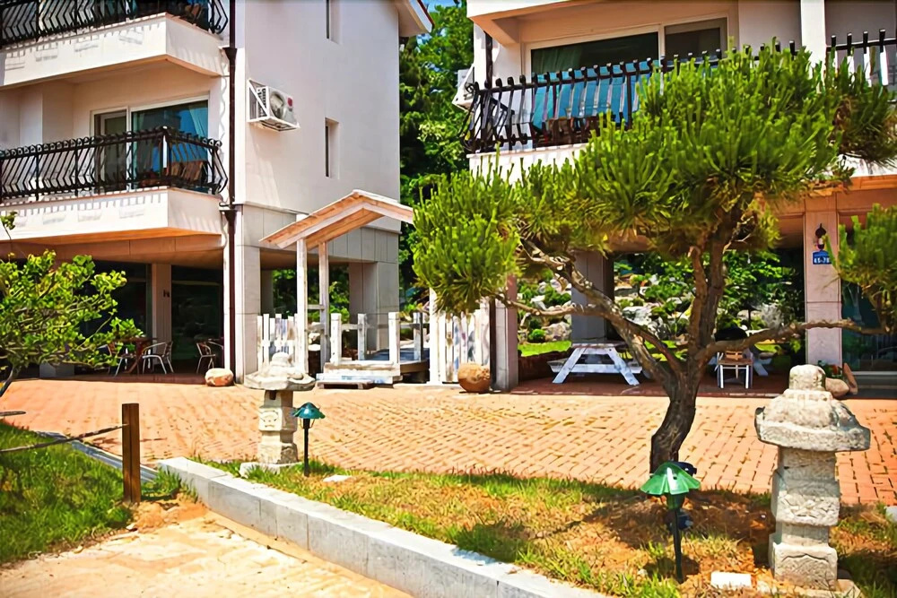 Taean (Anmyeondo) Before Sunset Pension