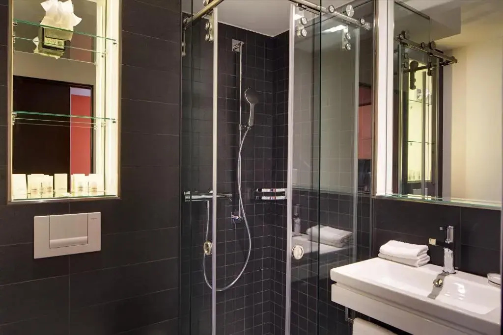 Standard Double room with lake view full double bed