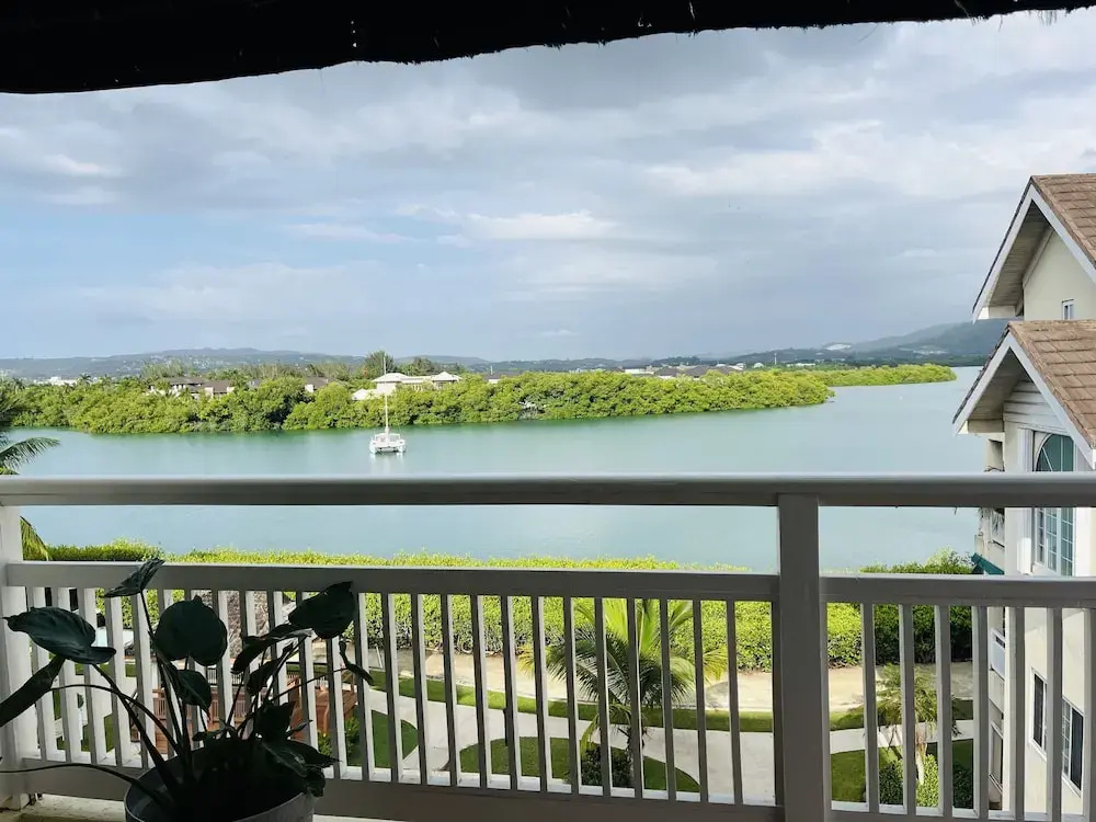 Luxury Apartments and Rooms, The Lagoons