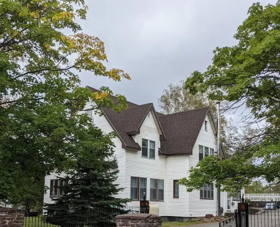Hill Road Manor Bed & Breakfast