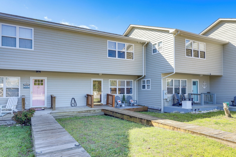 Well-equipped Emerald Isle Townhome: Pets Welcome!