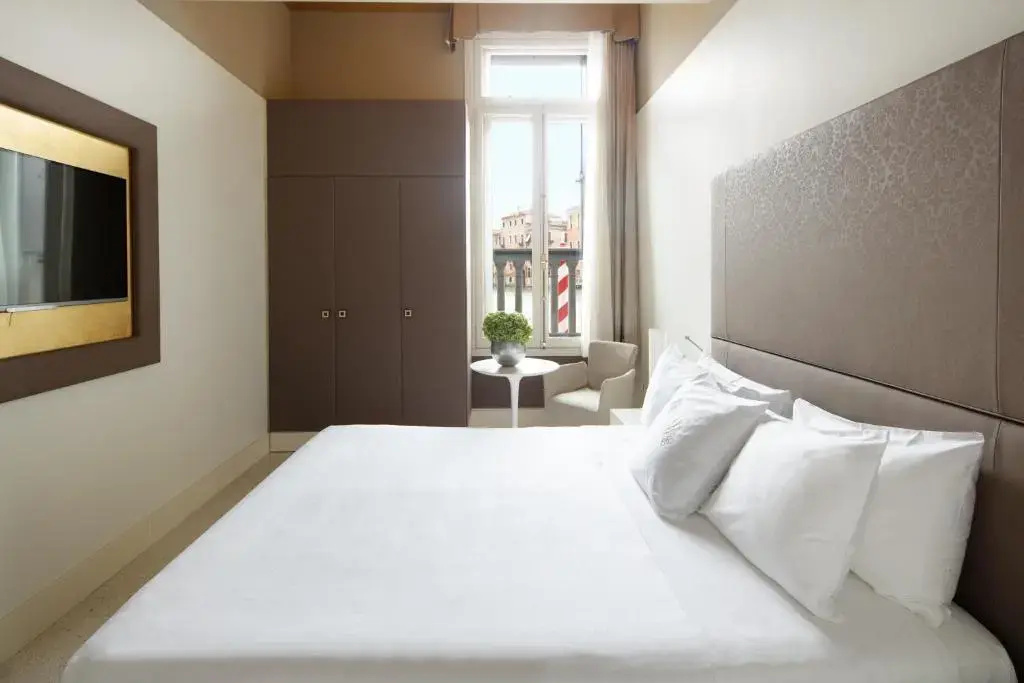 Superior Double room with partial view (full double bed)