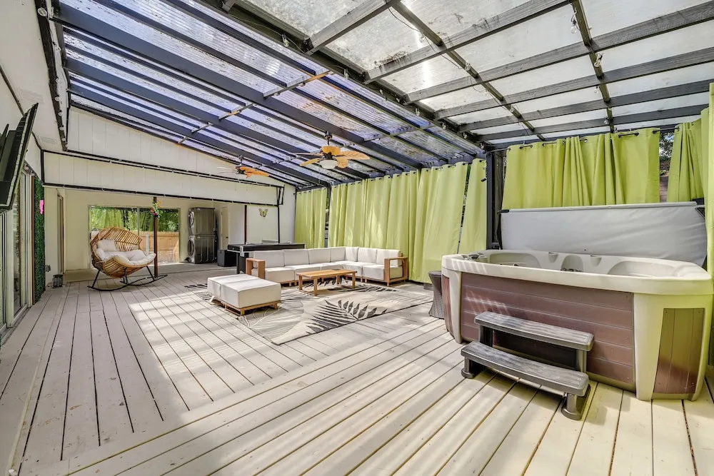 Central Tampa Oasis: Hot Tub & Huge Covered Deck!