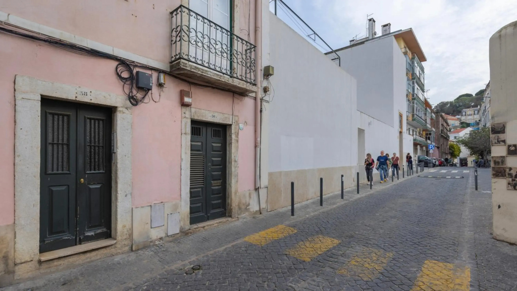Trendy, Vintage with Castle View Apartment 44 by Lisbonne Collection
