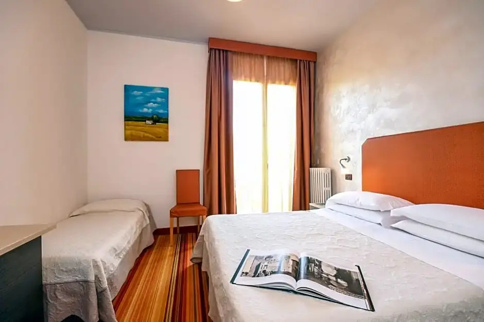 Hi Hotels Sirmione - Lakeview Pool - Chambres