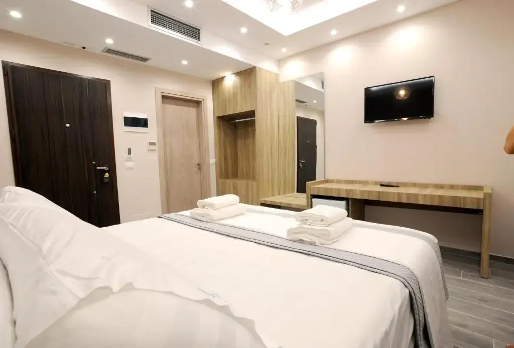 Deluxe Double room with balcony and with sea view (full double bed)