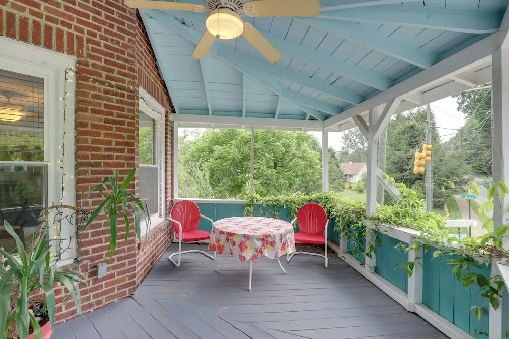Lovely Hendersonville Retreat ~ 1 Mi to Downtown!