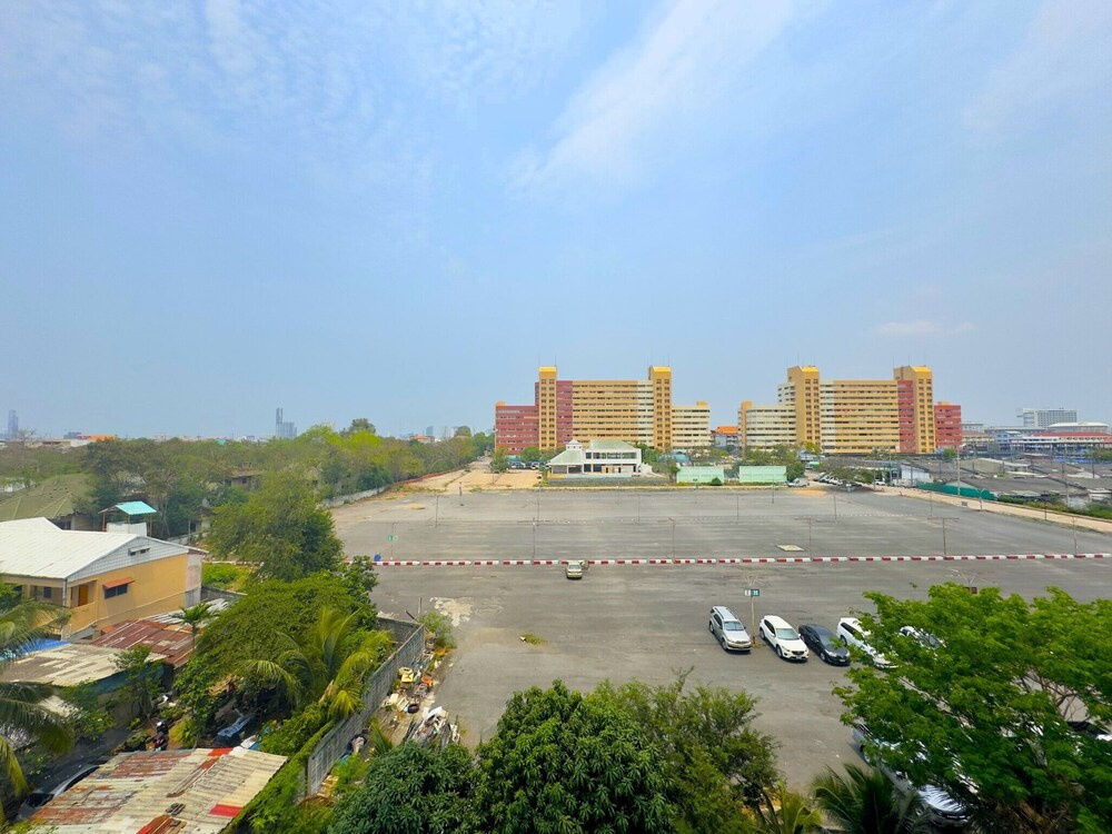 Stylish 1-bedroom Corner Condo Near Thepprasit Night Market -keha Condominium