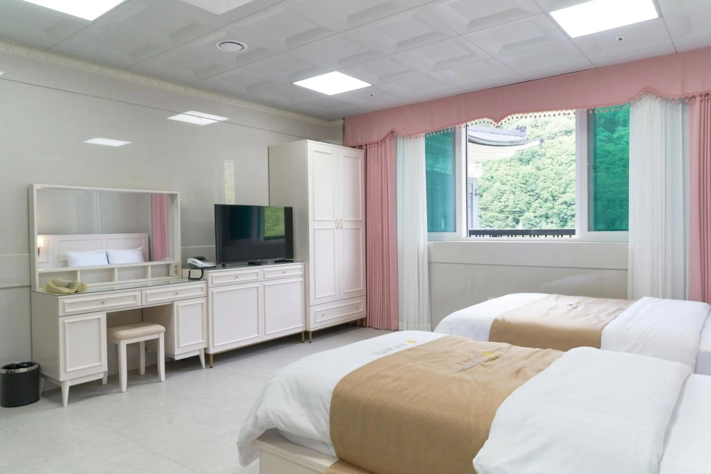 Taebaek Hotel — 5