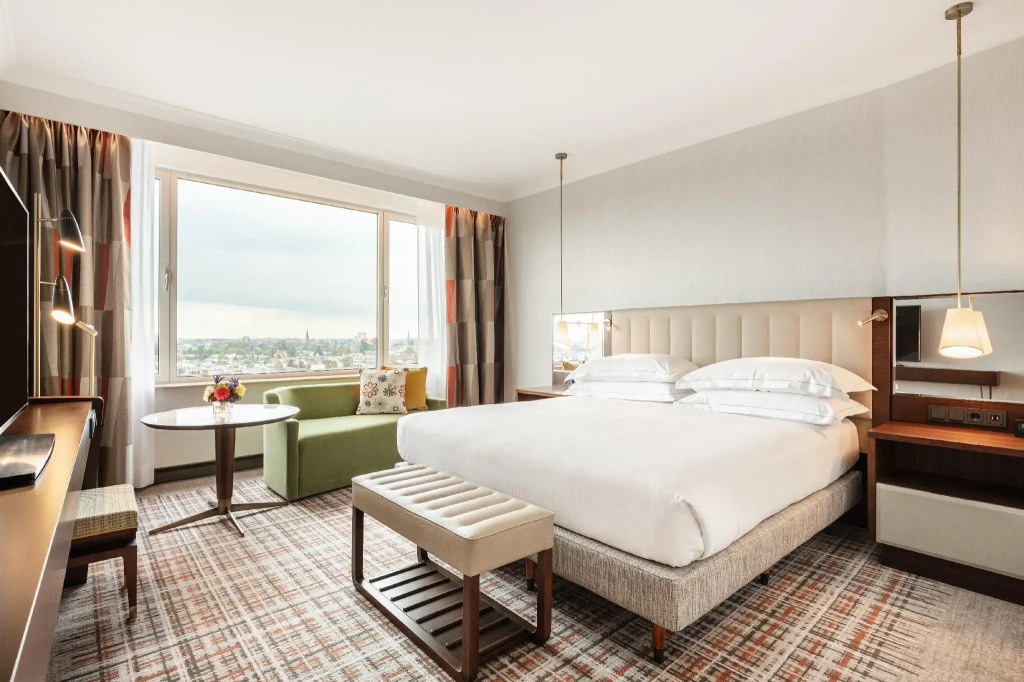 Deluxe Double room with canal view (full double bed)