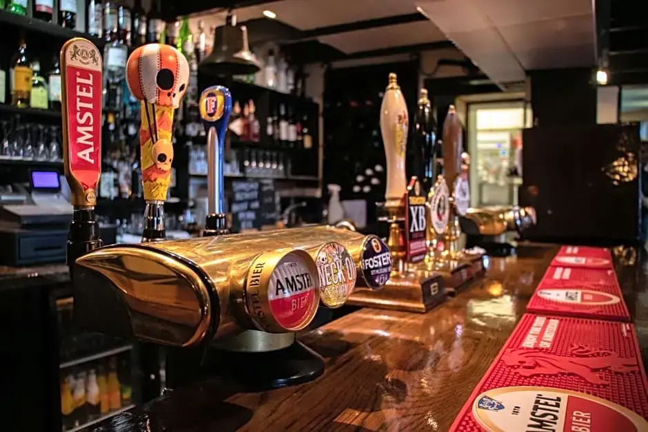 The Fox and Hounds - Général