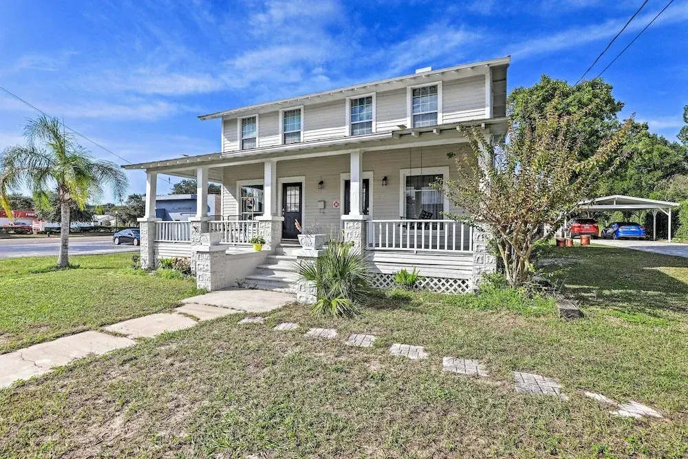 Haines City Studio: Walk to Shopping & Dining!