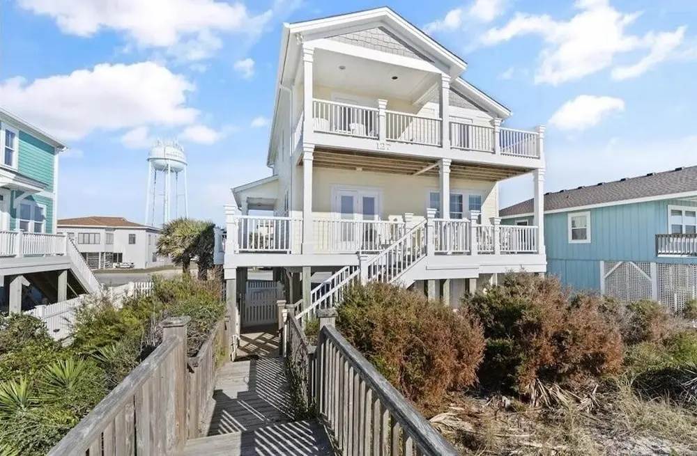 1 Ez Access 4 Bedroom Home by RedAwning