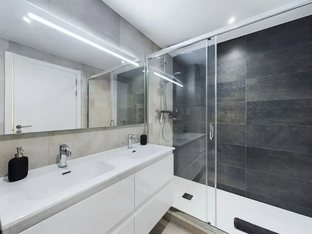 E1 Studios, Sea & Beach Views, High Floor - фото 4