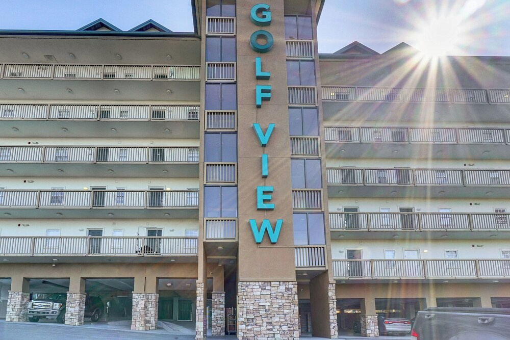 2 Mi to Dollywood! Golfview Resort Condo w/ Pools