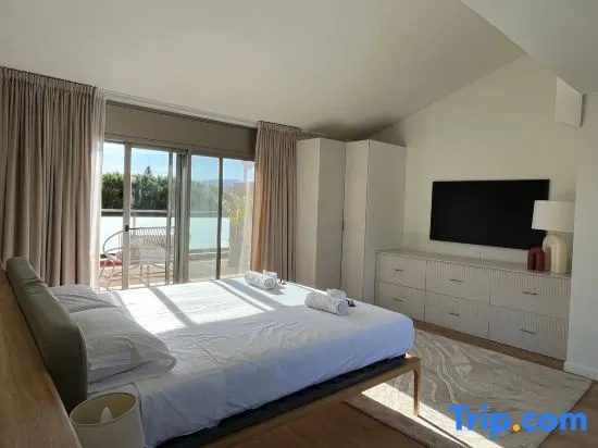 Casa familiar con piscina junto a la playa