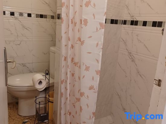 Shared appartement with 3 private rooms terrace garden parking 600m RER B