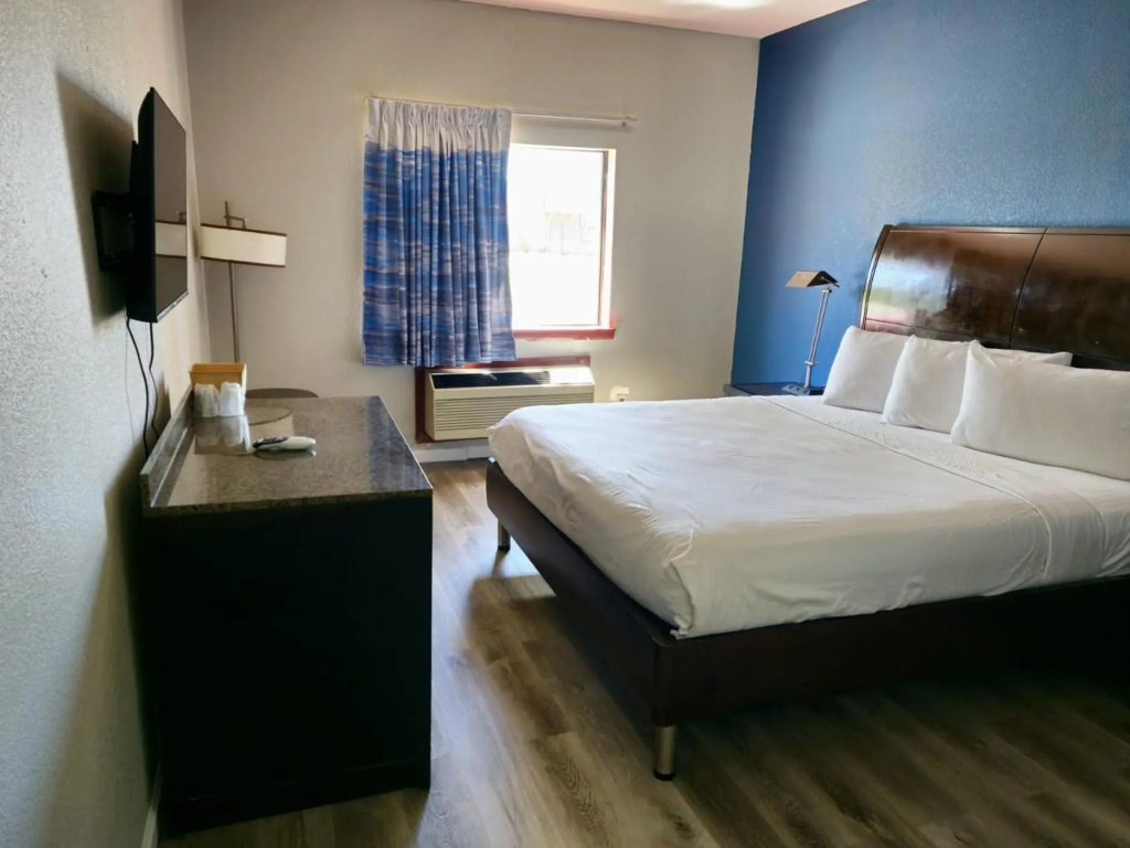 Lamar Inn & Suites — 3