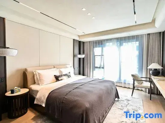5 Bedrooms Villa